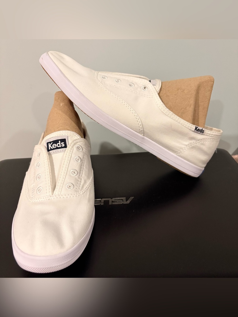 NWOT KEDS Women’s Slip-On Canvas Sneakers Model # WF 64819 in White Size 7.5
